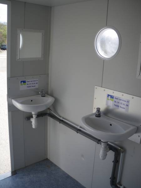 remorque sanitaire raccordable au reseau